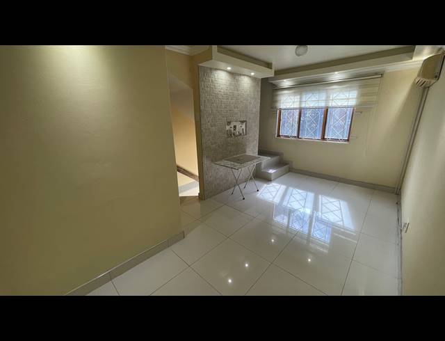 1 BEDROOM APARTMENT FOR SALE IN ESSENWOOD